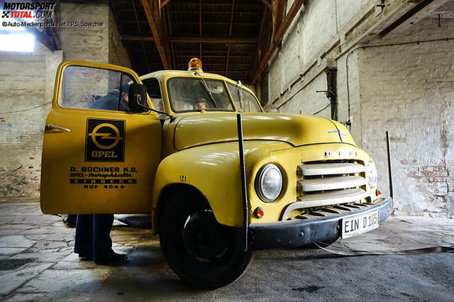 Der Opel Blitz-Abschleppwagen mit dem Firmenlogo seines früheren Auftraggebers